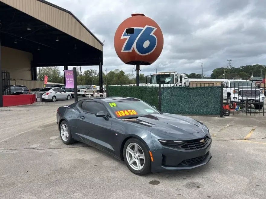 2019 Chevrolet Camaro Coupe 1LT photo 1