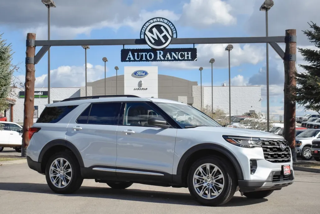 2025 Ford Explorer photo 1