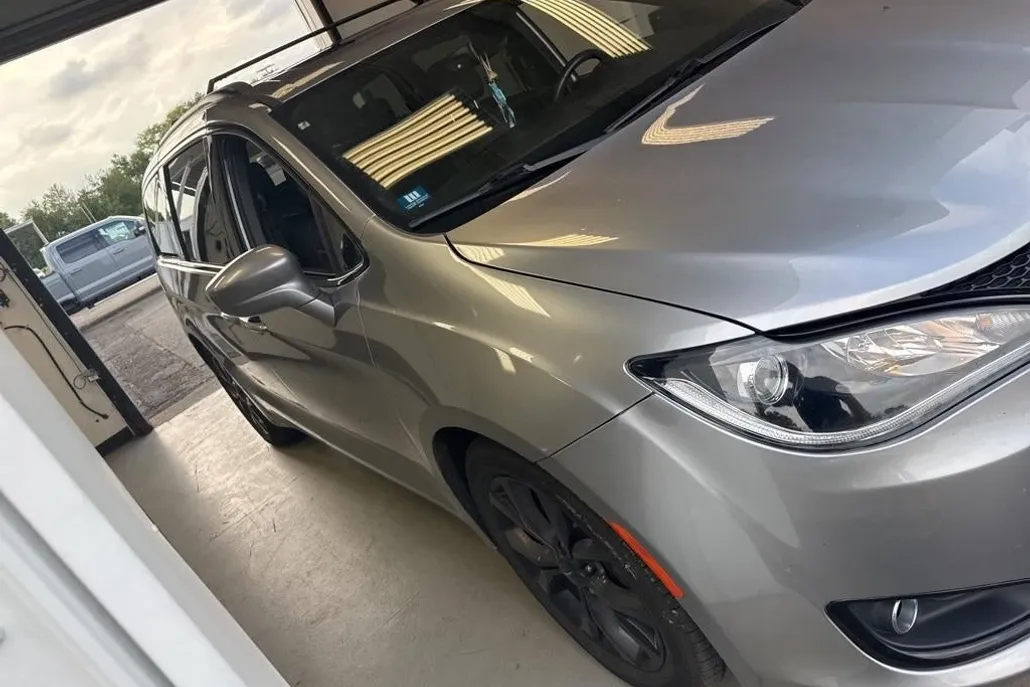 2018 Chrysler Pacifica Touring Plus photo 1