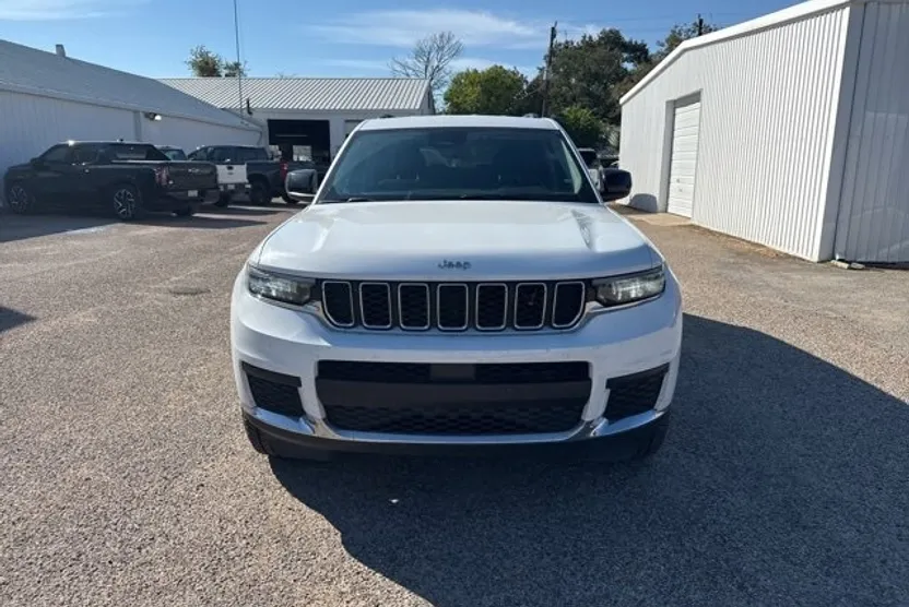 2023 Jeep Grand Cherokee Laredo Altitude photo 1