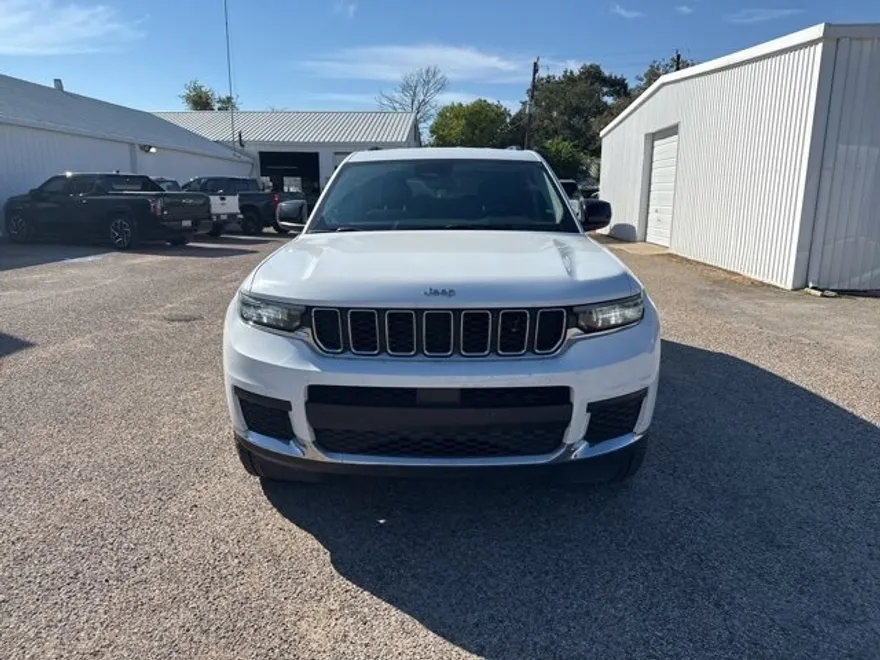 2023 Jeep Grand Cherokee Laredo Altitude photo 1