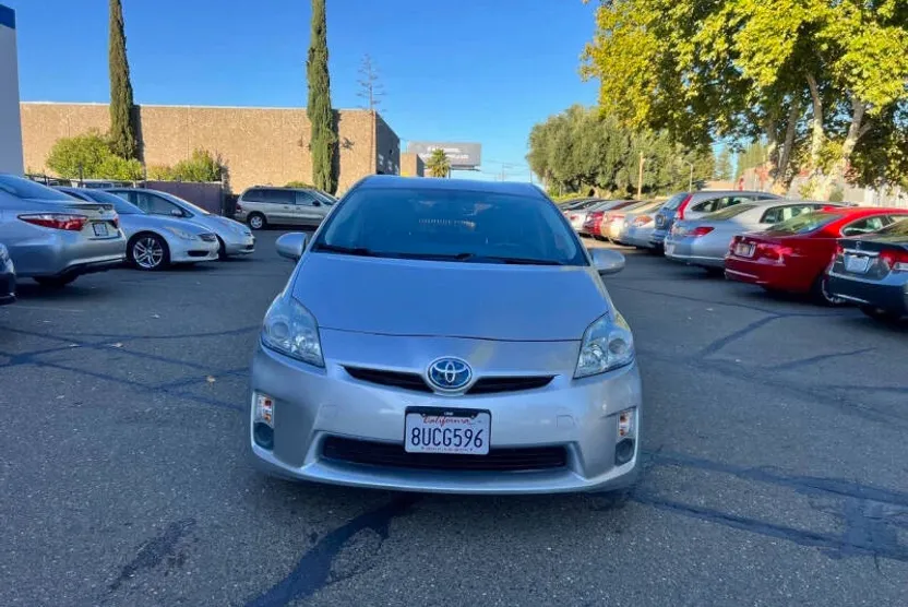 2010 Toyota Prius Four photo 1
