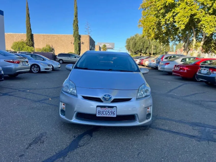 2010 Toyota Prius Four photo 1