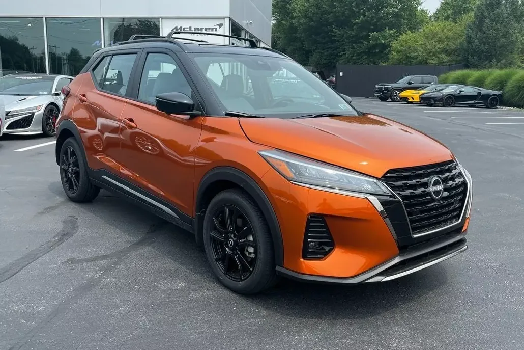 2023 Nissan Kicks SR photo 1