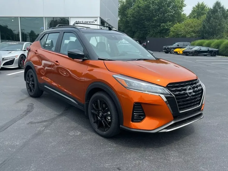 2023 Nissan Kicks SR photo 1