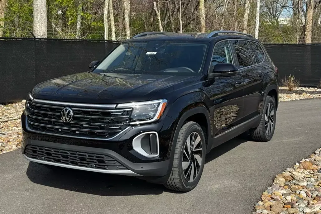 2025 Volkswagen Atlas SEL photo 1