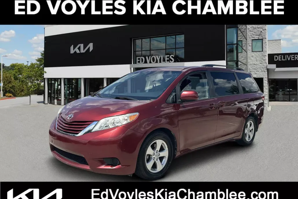 2015 Toyota Sienna LE photo 1