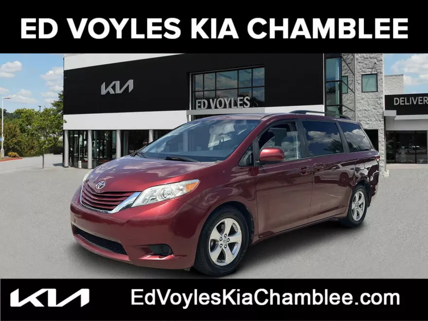 2015 Toyota Sienna LE photo 1