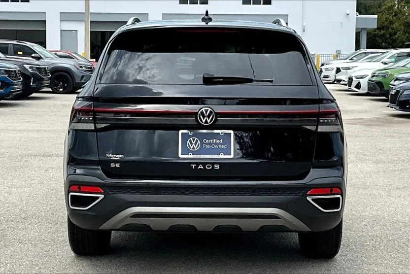 2025 Volkswagen Taos SE photo 1