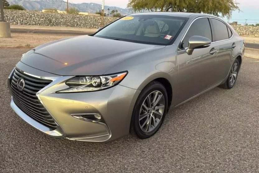 2017 Lexus ES 300h Luxury photo 1