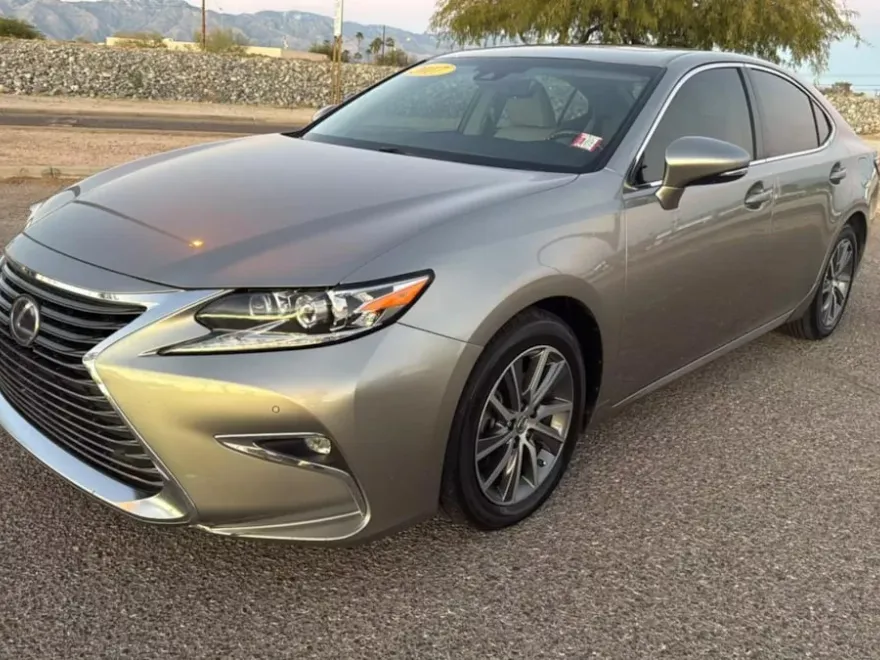 2017 Lexus ES 300h Luxury photo 1