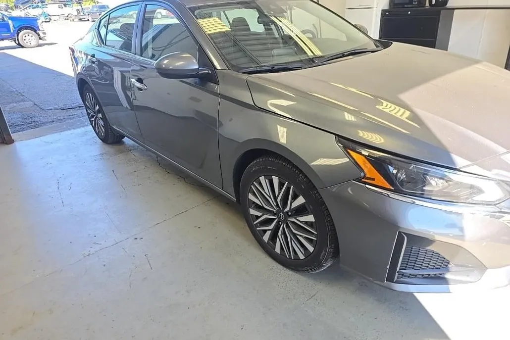 2023 Nissan Altima 2.5 SV photo 1