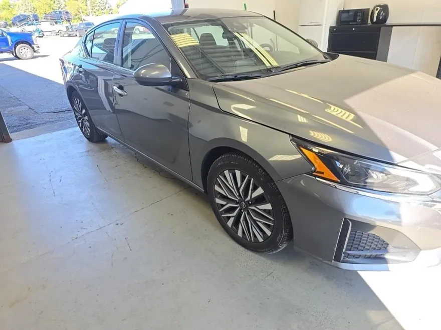 2023 Nissan Altima 2.5 SV photo 1