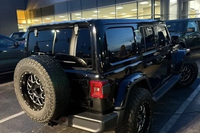 2020 Jeep Wrangler Unlimited Sahara photo 1