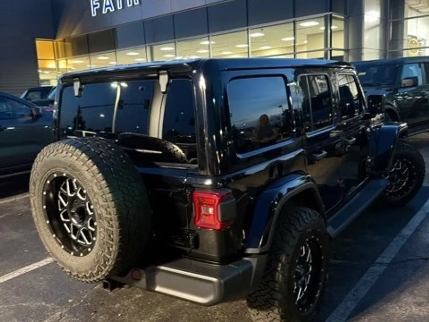 2020 Jeep Wrangler Unlimited Sahara photo 1