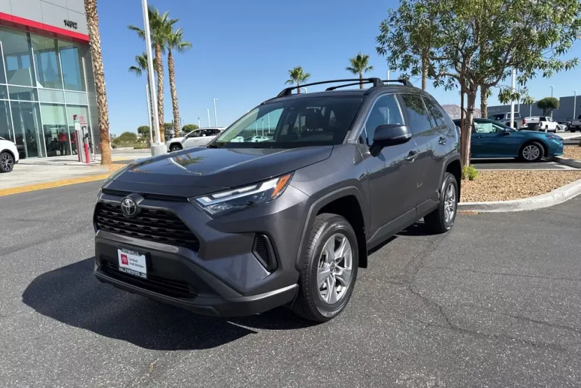 2022 Toyota RAV4 XLE photo 1