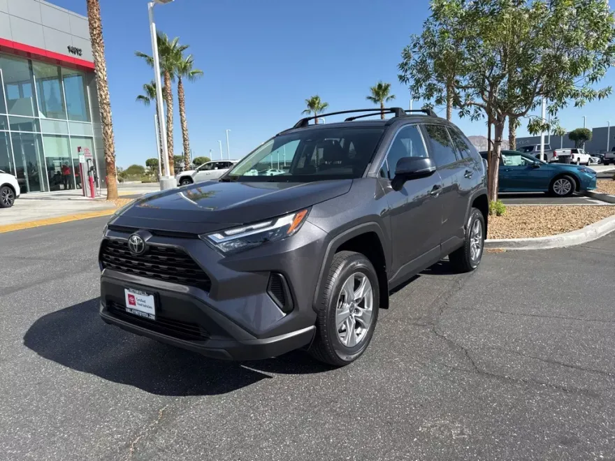 2022 Toyota RAV4 XLE photo 1