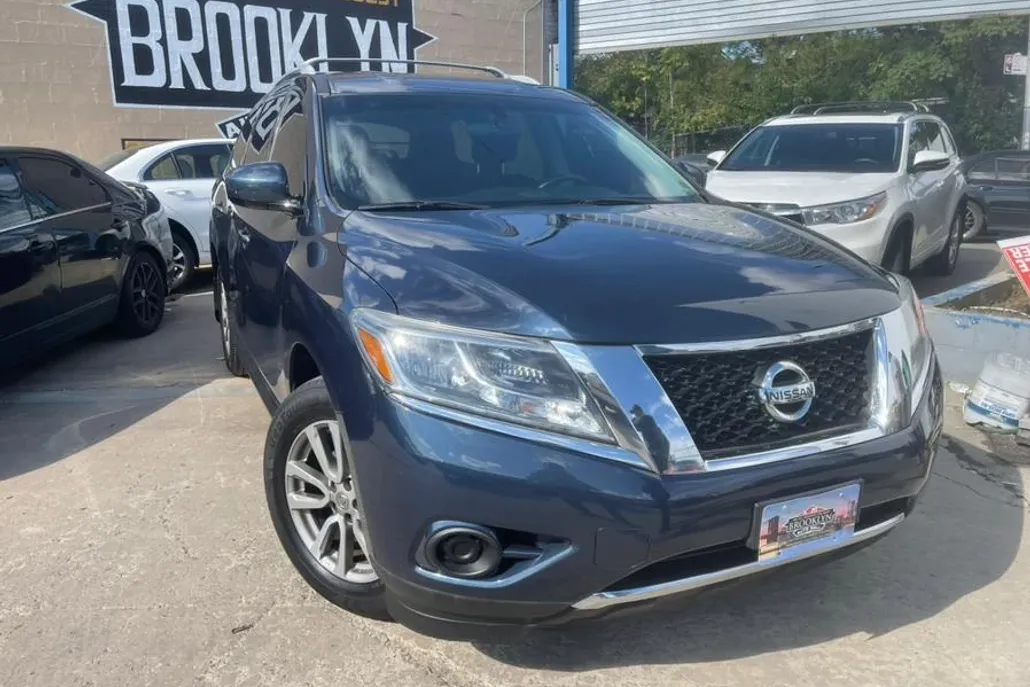 2015 Nissan Pathfinder SV photo 1