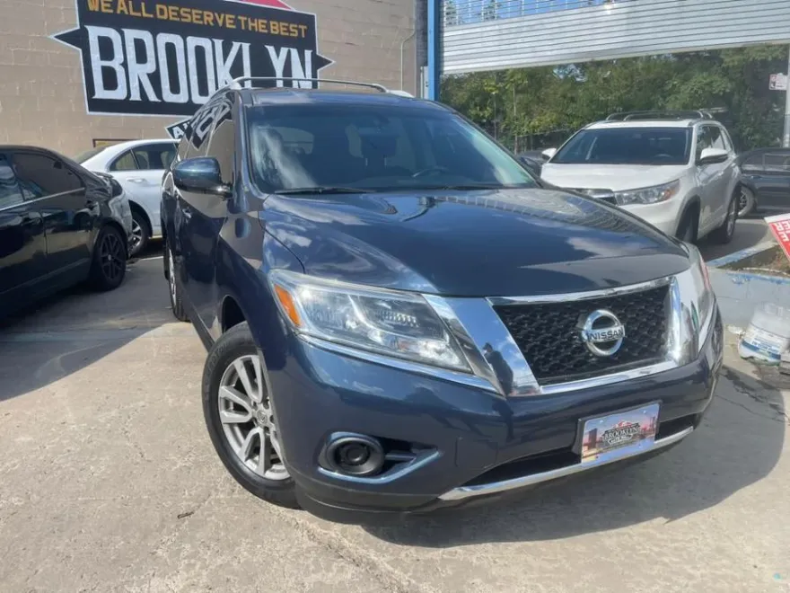 2015 Nissan Pathfinder SV photo 1