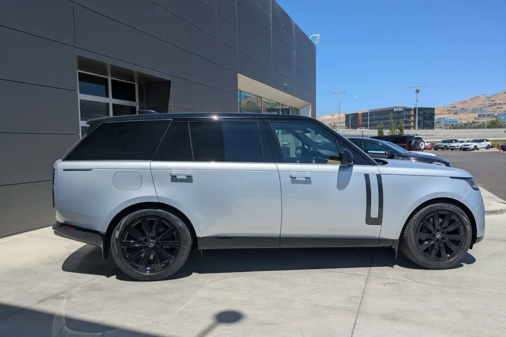 2025 Land Rover Range Rover SE photo 1