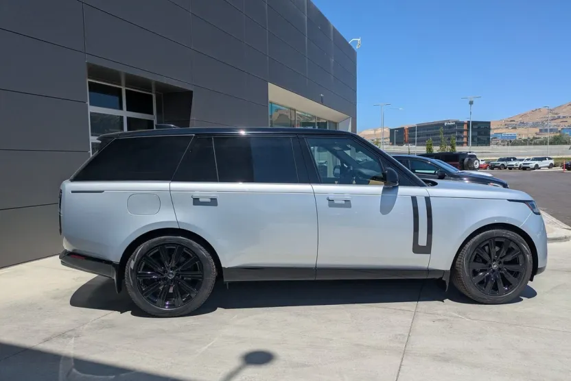 2025 Land Rover Range Rover SE photo 1