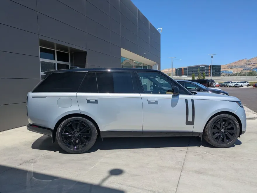 2025 Land Rover Range Rover SE photo 1