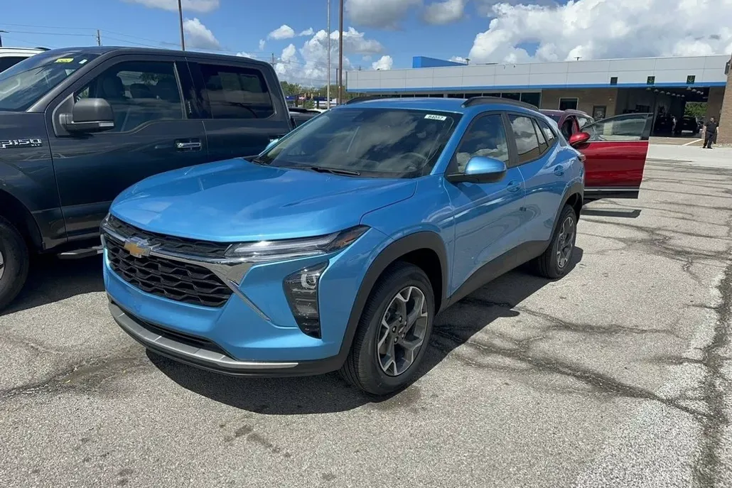 2025 Chevrolet Trax LT photo 1