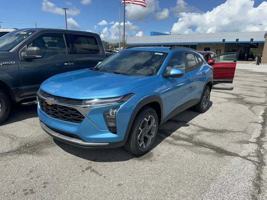 2025 Chevrolet Trax LT photo 1