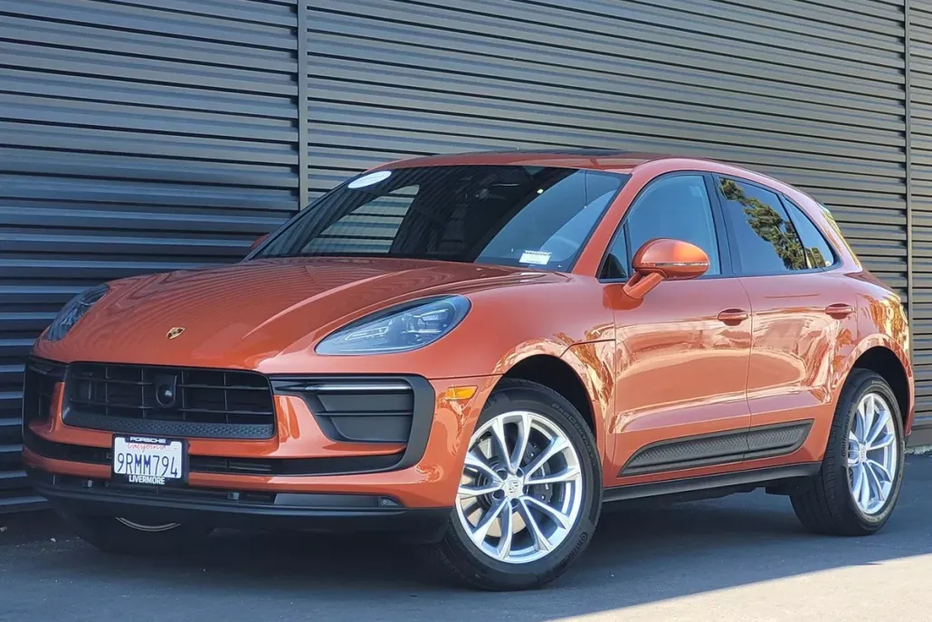 2025 Porsche Macan T photo 1