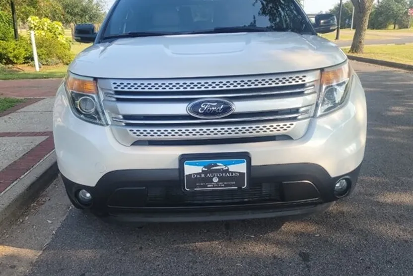 2012 Ford Explorer XLT photo 1