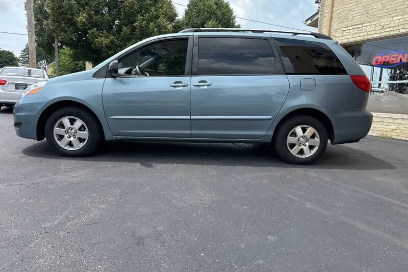 2009 Toyota Sienna LE photo 1