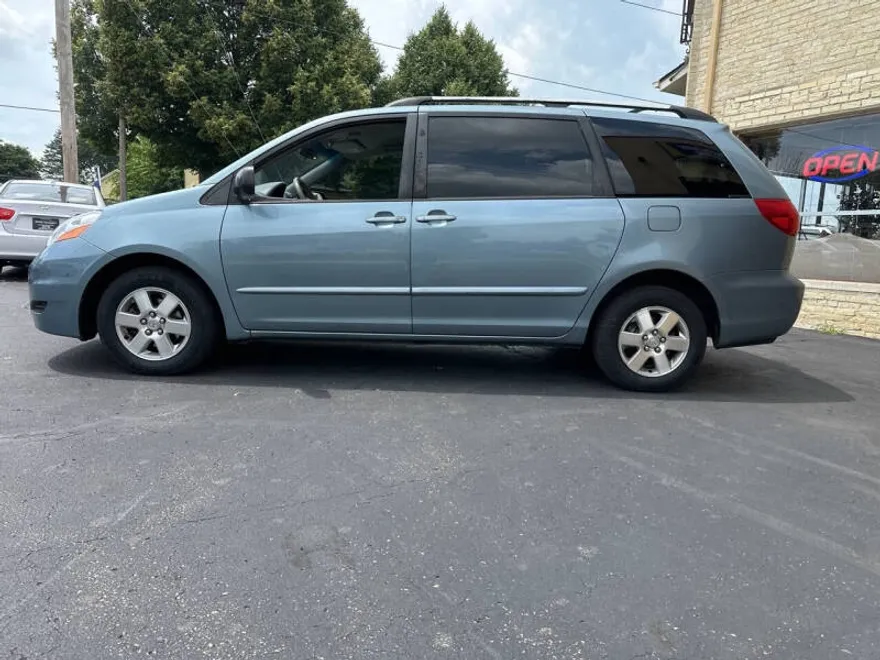 2009 Toyota Sienna LE photo 1