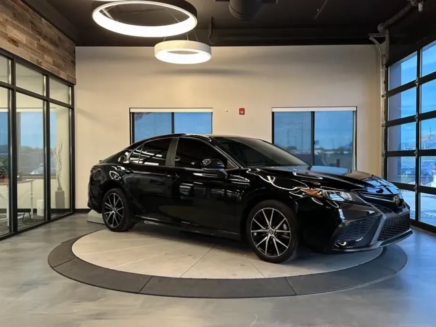 2022 Toyota Camry SE photo 1