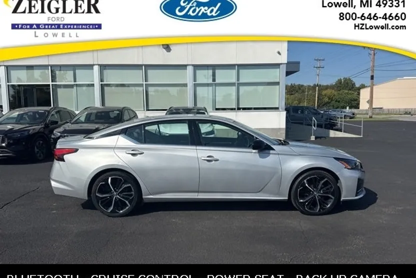 2023 Nissan Altima 2.5 SR photo 1