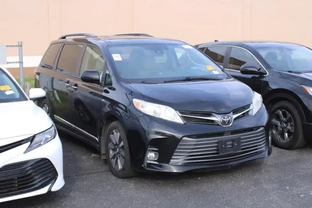 2020 Toyota Sienna XLE photo 1