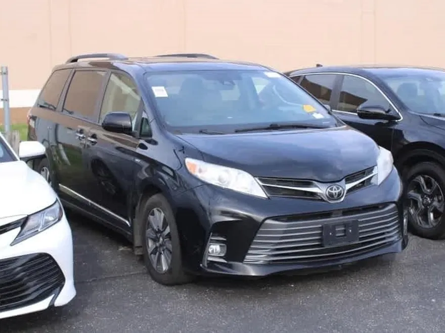 2020 Toyota Sienna XLE photo 1