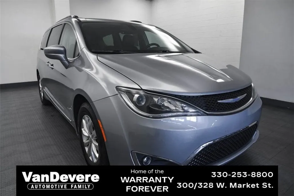 2019 Chrysler Pacifica Touring L photo 1