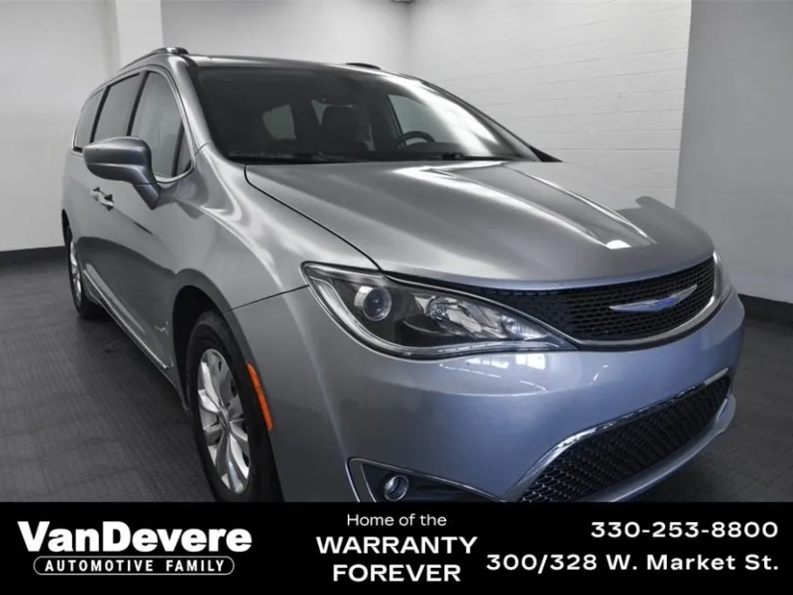 2019 Chrysler Pacifica Touring L photo 1