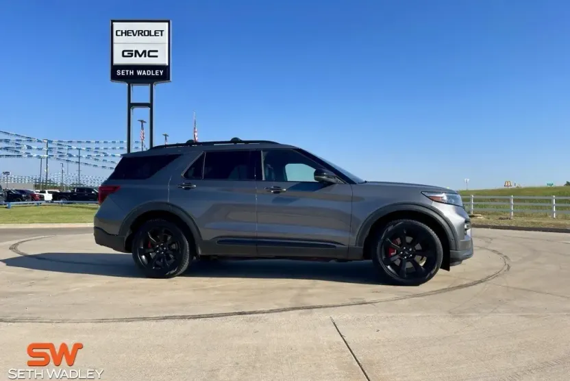 2022 Ford Explorer ST photo 1