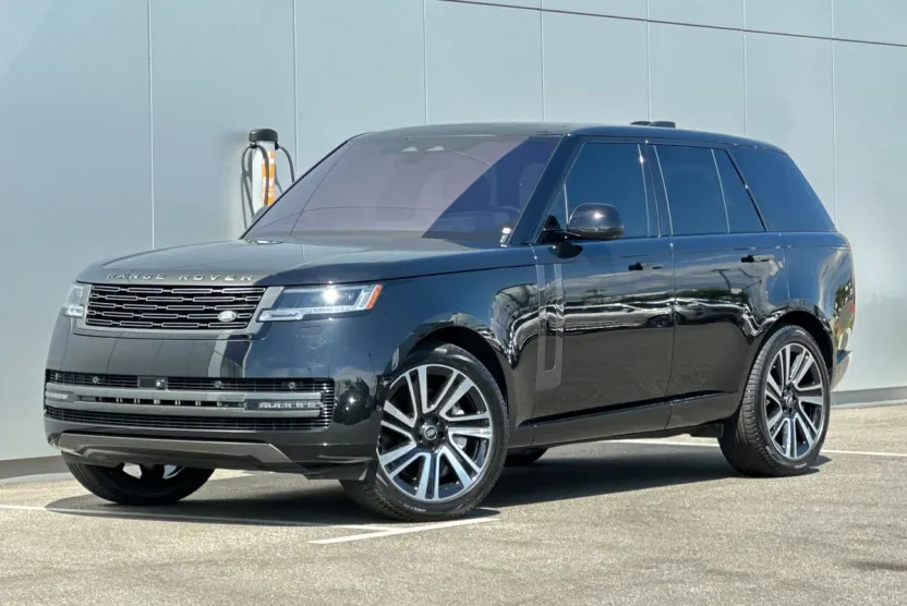 2023 Land Rover Range Rover SE photo 1