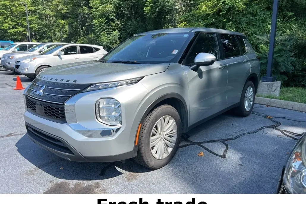 2024 Mitsubishi Outlander ES photo 1
