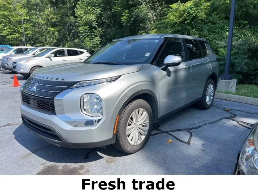 2024 Mitsubishi Outlander ES photo 1