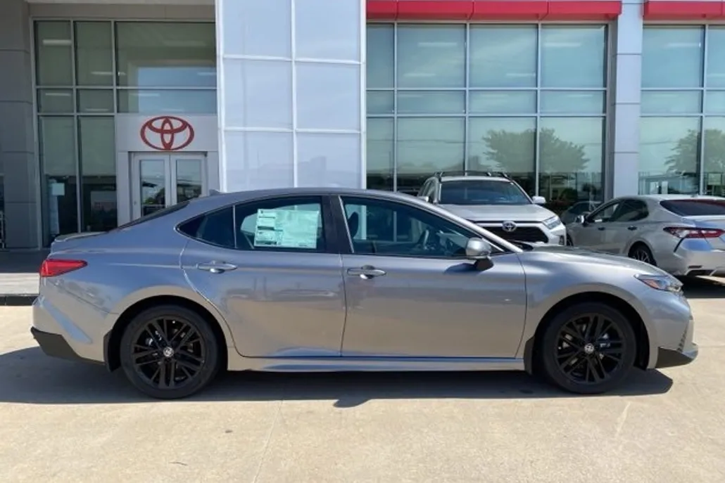 2026 Toyota Camry SE photo 1