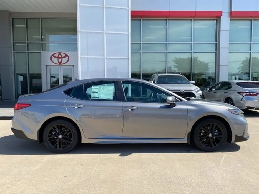 2026 Toyota Camry SE photo 1