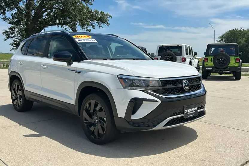 2024 Volkswagen Taos SE photo 1