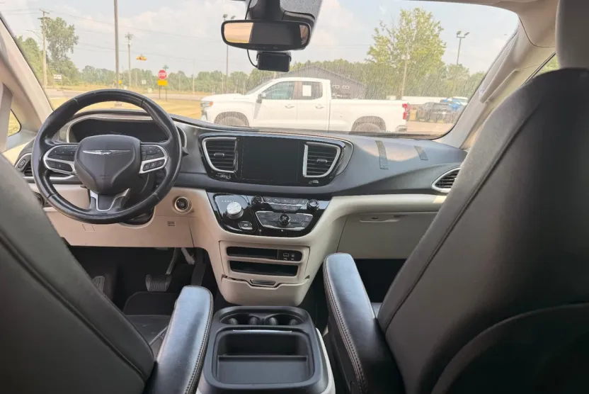 2020 Chrysler Pacifica Touring L photo 1
