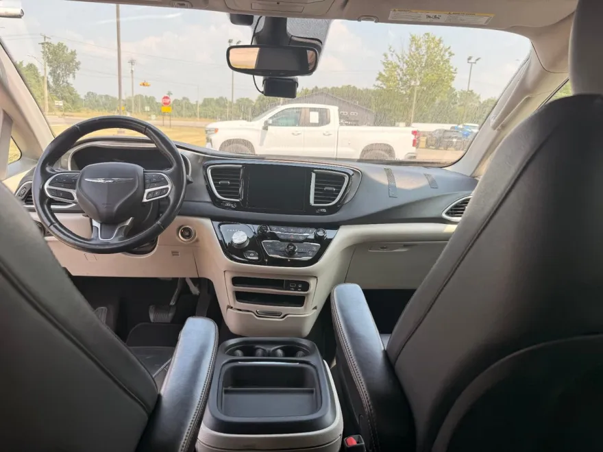 2020 Chrysler Pacifica Touring L photo 1