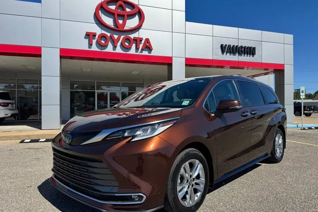 2022 Toyota Sienna Limited photo 1