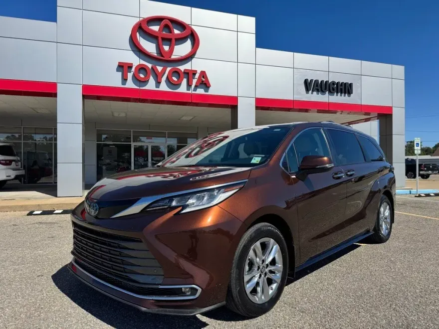 2022 Toyota Sienna Limited photo 1