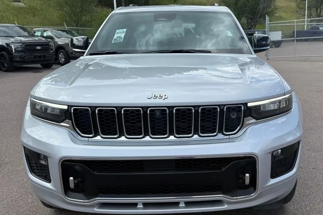 2022 Jeep Grand Cherokee Overland photo 1